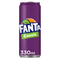 Bruisende frisdrank met de kenmerkende smaak van zwarte bessen. (Fanta Cassis, 330 mL blik).