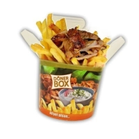 Een portie knapperige, huisgemaakte, gekruide friet met daarboven mals, gekruid kalfdonervlees, geserveerd met frisse salade en huisgemaakte saus naar keuze.